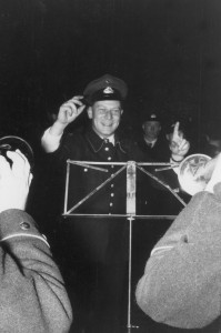 Nach Takt und ohne Noten. Hans Schwob dirigiert am 12. Dezember 1956 in Lieme. Foto: H. Wiemann
